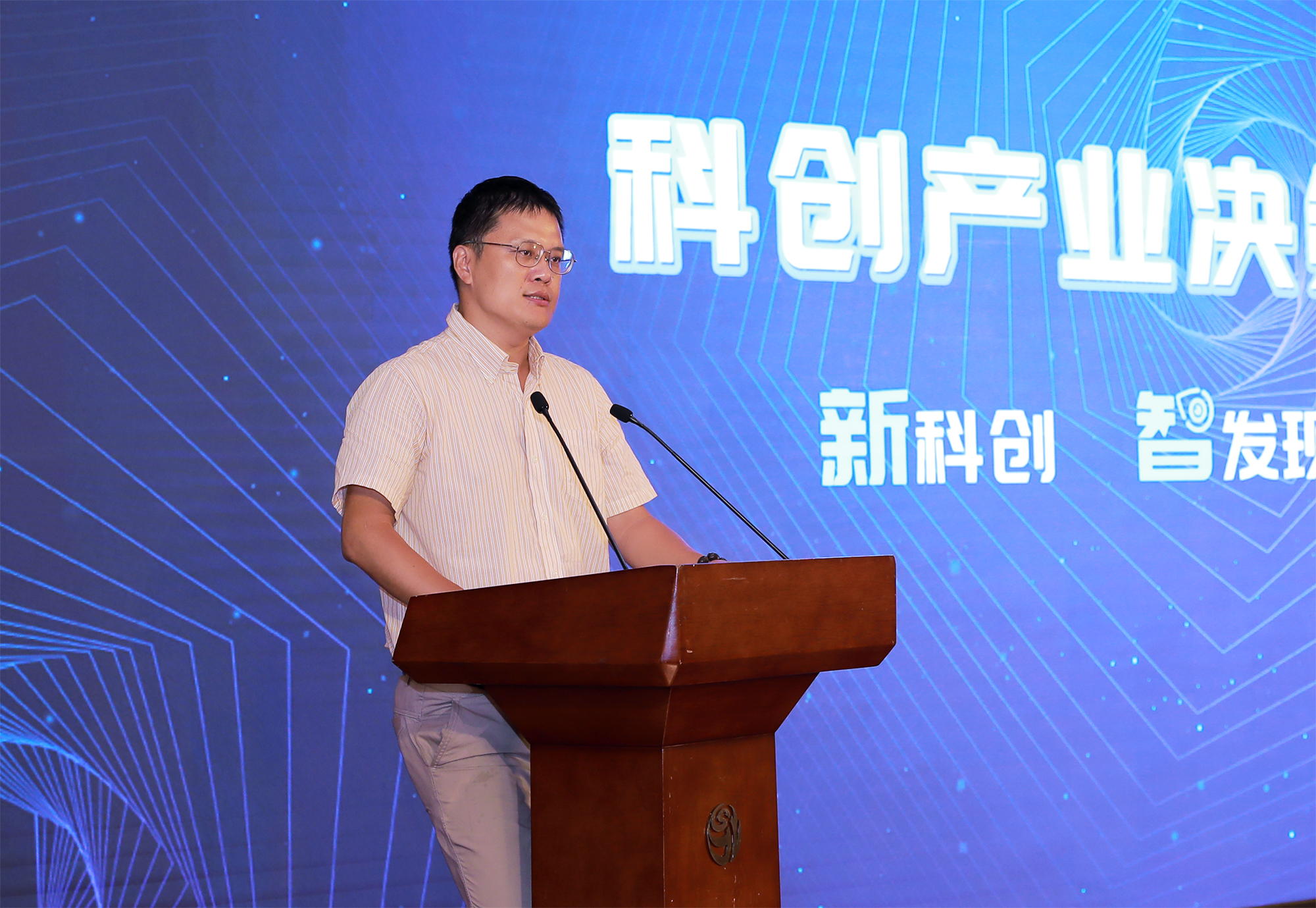 3 上海市經(jīng)濟(jì)和信息委員會(huì)軟件信息處副處長 何煒.jpg